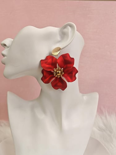 Arete colgante grande de flor roja con detalles dorados