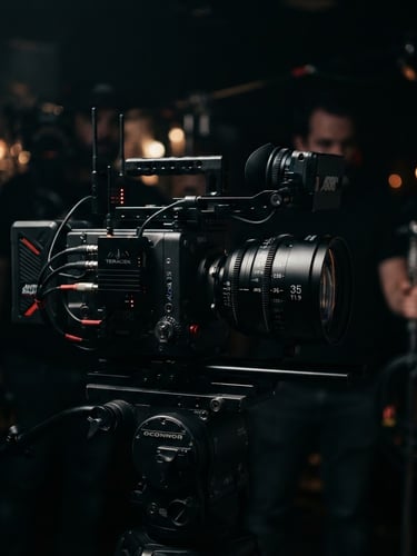 Câmera de cinema profissional em um set de filmagem, com iluminação dramática de chiaroscuro, foco nas lentes e no corpo da câmera, fundo escuro e desfocado, cinematic film photography, dramatic high-contrast lighting, deep blacks with subtle red accents, anamorphic lens, 35mm.