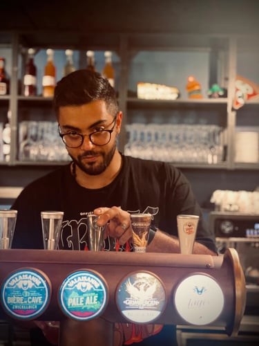 Service au bar par le barman Andréa du restaurant Histoire Sans Faim à Lausanne (bières pression).