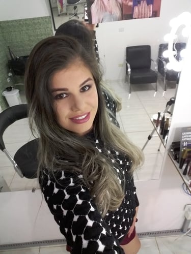 Modelo frente a um espelho.