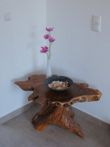 kleiner Beistelltisch, bestehend aus Baumscheibe und Fuß aus Baumstamm