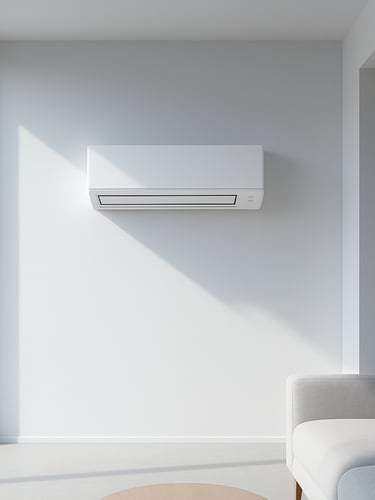 Helle, minimalistische Wohnraum-Architektur bei natürlichem Tageslicht, eine elegante, flach integrierte Klimaanlage an einer weißen Wand, weiche Schatten, professionelle Fotografie, 35mm-Objektiv