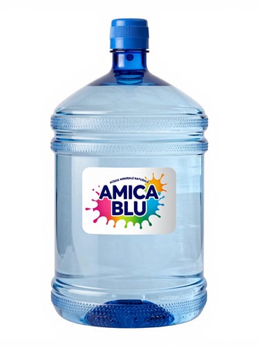 Inquadratura ravvicinata di un moderno boccione d'acqua Amicablu in un luminoso ufficio di design, riflessi di luce naturale sulla superficie dell'acqua, fusto ecologico.