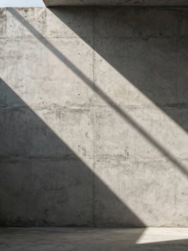 Enquadramento vertical preciso de uma parede de concreto bruto marcada por sombras geométricas nítidas projetadas pelo sol da tarde, sem elementos humanos, linhas perfeitamente niveladas.