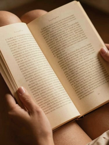 Close-up íntimo de mãos segurando um livro recém-impresso com textura de papel natural, sob luz dourada do Cerrado.