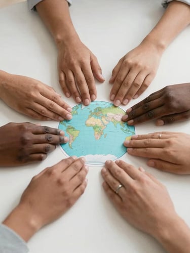 Primer plano de manos diversas (africanas y occidentales) unidas sobre un mapa global digital, simbolizando colaboración en salud y tecnología, con tonos cálidos, luz natural y un enfoque suave.