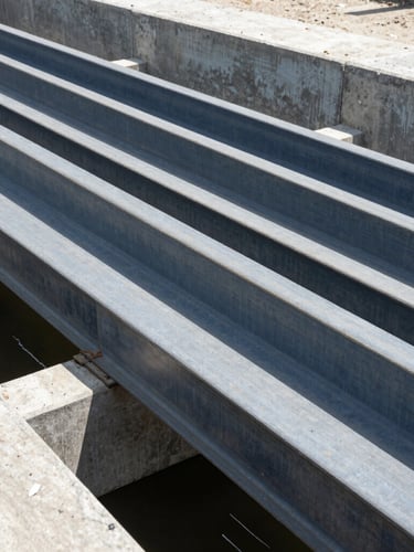 Primer plano de la base de un puente de concreto reforzado cruzando un canal, vigas de acero visibles, luz natural brillante de mediodía, fotografía de ingeniería nítida