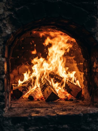 Fuego del horno de piedra en primer plano, llamas intensas y brillantes, con el interior oscuro del horno alrededor, luz cálida dramática.