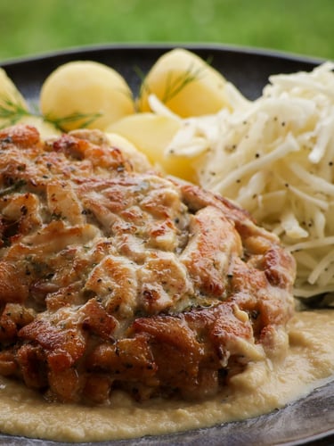 Soczysty kotlet z siekanych udźców z ziemniakami i surówką colesław