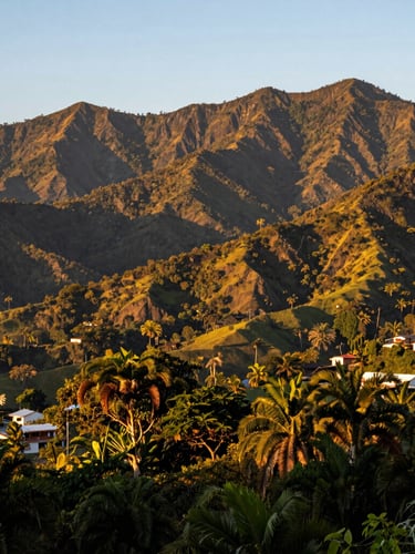Vista panorámica de las montañas de Mayagüez al atardecer, con exuberante vegetación tropical en primer plano, luz dorada cálida, fotografía editorial, 35mm.