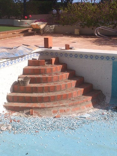 Somos una empresa especializada en reparación, restauración y renovación de piscinas de hormigón en 