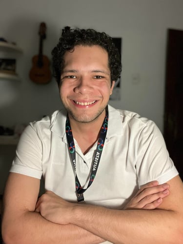 Palestrante autista Lucas Sampaio, sorrindo durante gravação de conteúdo.