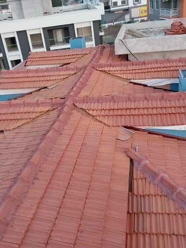 Ayvalık çatı ustası iş başında ayvalık bitişik nizam çatı kiremit işçiliğimiz