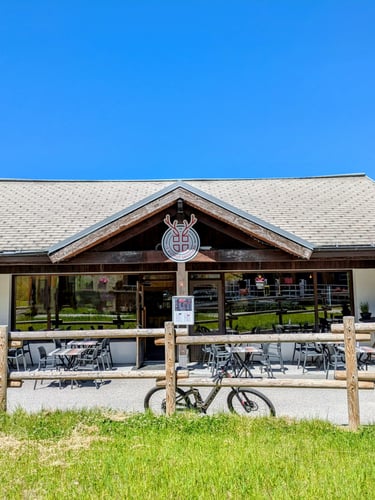 Devanture du Bistrot Savoyard avec sa terrasse au pied de la télécabine de Vallandry en Savoie.