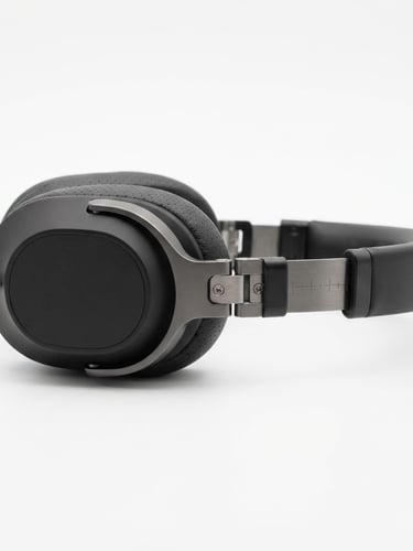 Fotografía de estudio de los auriculares H1, vista lateral, sobre un fondo blanco, iluminación neutra, enfoque nítido, matte textures, sharp focus, high technical detail, 50mm.