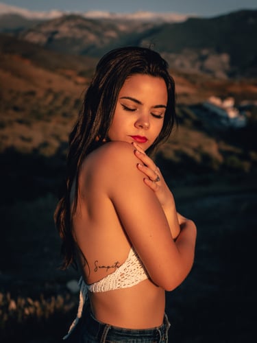 sesión de fotos en granada durante una sesión en el campo, sesión de fotos al atardecer femenina