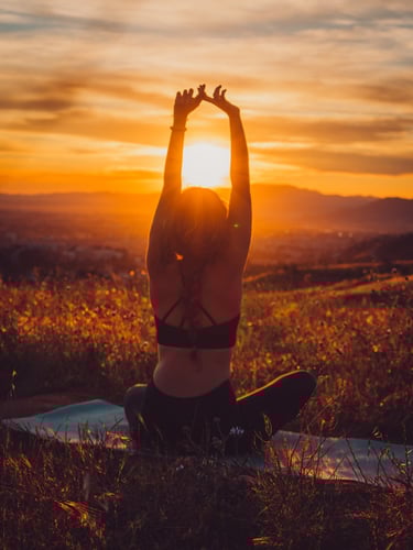 sesión de fotos en granada en la naturaleza, fotografia de yoga femenino en una puesta de sol
