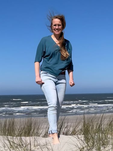 Marjolein Bisschop geniet van de zee en frisse lucht op het strand voor een gezonde, actieve levensstijl