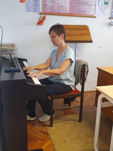 Hoffmanné Vass Virág szolfézs, magánének