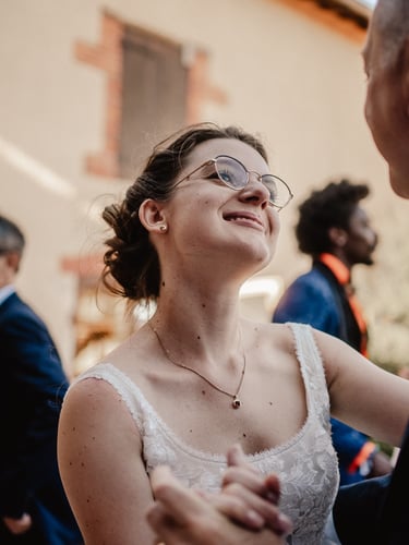 Mariée qui danse avec son papa