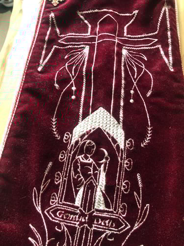 broderie complexe d'une femme tenant une lune