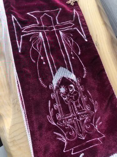 broderie d'un homme tenant un soleil