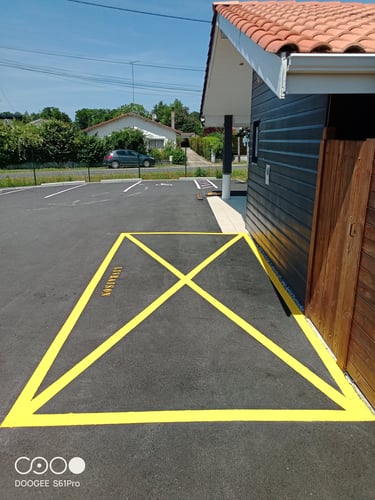 Marquage au sol pour espace de livraison réalisé par Entreprise Couleurs Bassin