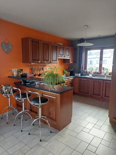 Image d'une cuisine orange et bois foncé avant transformation