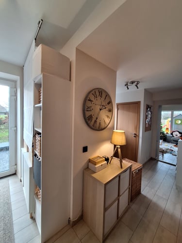 Image d'une entrée avec des meubles de rangements et une horloge