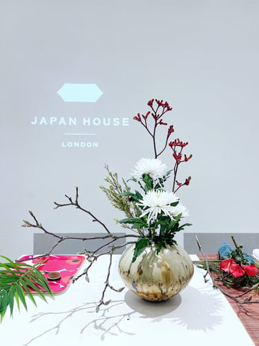 Hyakkō in bloom: flower arranging with exhibition ceramics