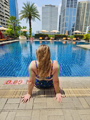 femme de dos devant piscine