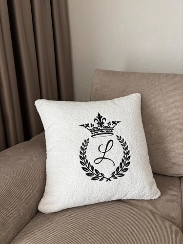 Personalizuota balta pagalvėlė su karūnos ir inicialo siuvinėjimu, elegantiška dovana namams