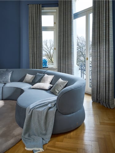 Canapé courbe bleu et Rideaux wave tissu JAB