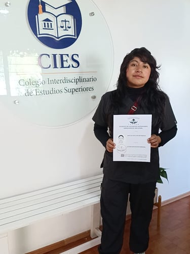 Mujer joven con un título en las manos