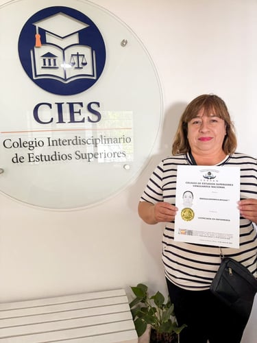 Mujer con su título profesional 