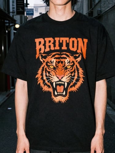 Gritty streetwear photography, model wearing heavy black tiger graphic t-shirt in a dark concrete Tokyo alleyway at dusk, direct flash, high contrast.