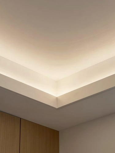 Close-up of a flawless white plaster gypsum ceiling joint, warm architectural LED light casting soft shadows, clean lines, professional craftsmanship, macro photography.