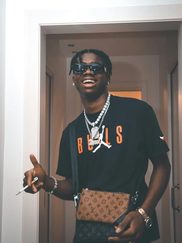 Jeune homme avec lunettes de soleil portant une sacoche Louis Vuitton vintage - L'Atelier du Mieux
