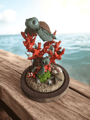 Création artisanale en impression 3D représentant deux tortues marines sur un récif de corail, réali