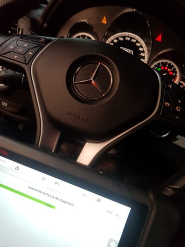 Diagnóstico electrónico de vehículo Mercedes-Benz durante revisión de sistema automotriz en taller