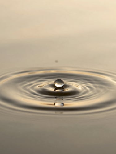 Image en portrait d'une goutte d'eau tombant dans une surface d'eau, créant des ondes concentriques parfaites, éclairée par une lumière douce et dorée. Ambiance sereine et méditative, macro-texture.