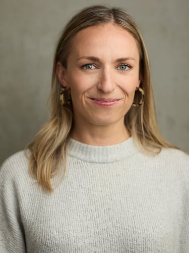 ROSE GRAY - ACTING COMEDY HEADSHOT