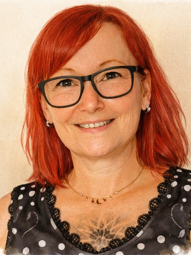 Tina is a Hypnotherapist and Menopause Coach 