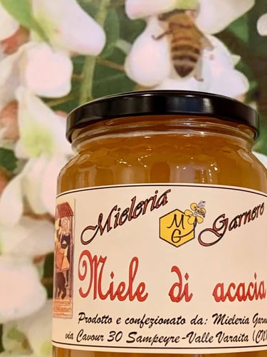 un barattolo di miele di acacia della Mieleria Garnero