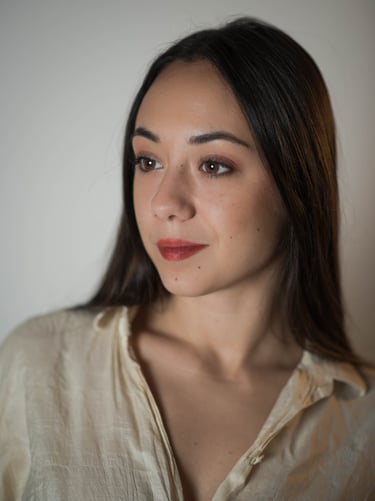 a woman with a white shirt and a white shirt