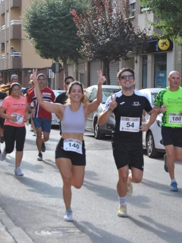 Chicos felices corriendo