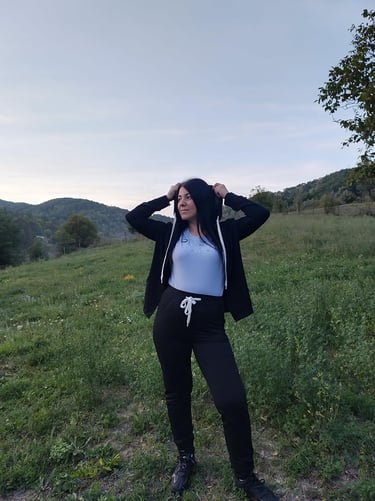 Women’s 2-piece jogging suit with long-sleeve hooded top and pants, made from soft polyester-spandex