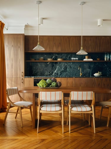 Table Pierre Chapo et chaises Skoczek dans une cuisine sur mesure à Paris – mobilier de designer