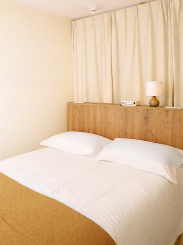 Chambre à Pau avec lit ottoman et dressing sur mesure