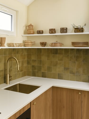 Cuisine sur mesure en noyer à Pau, marbre et zellige vert